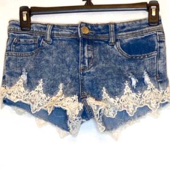 ALMOST FAMOUS CROCHET SHORTS Distressed - Picture 2 of 6
